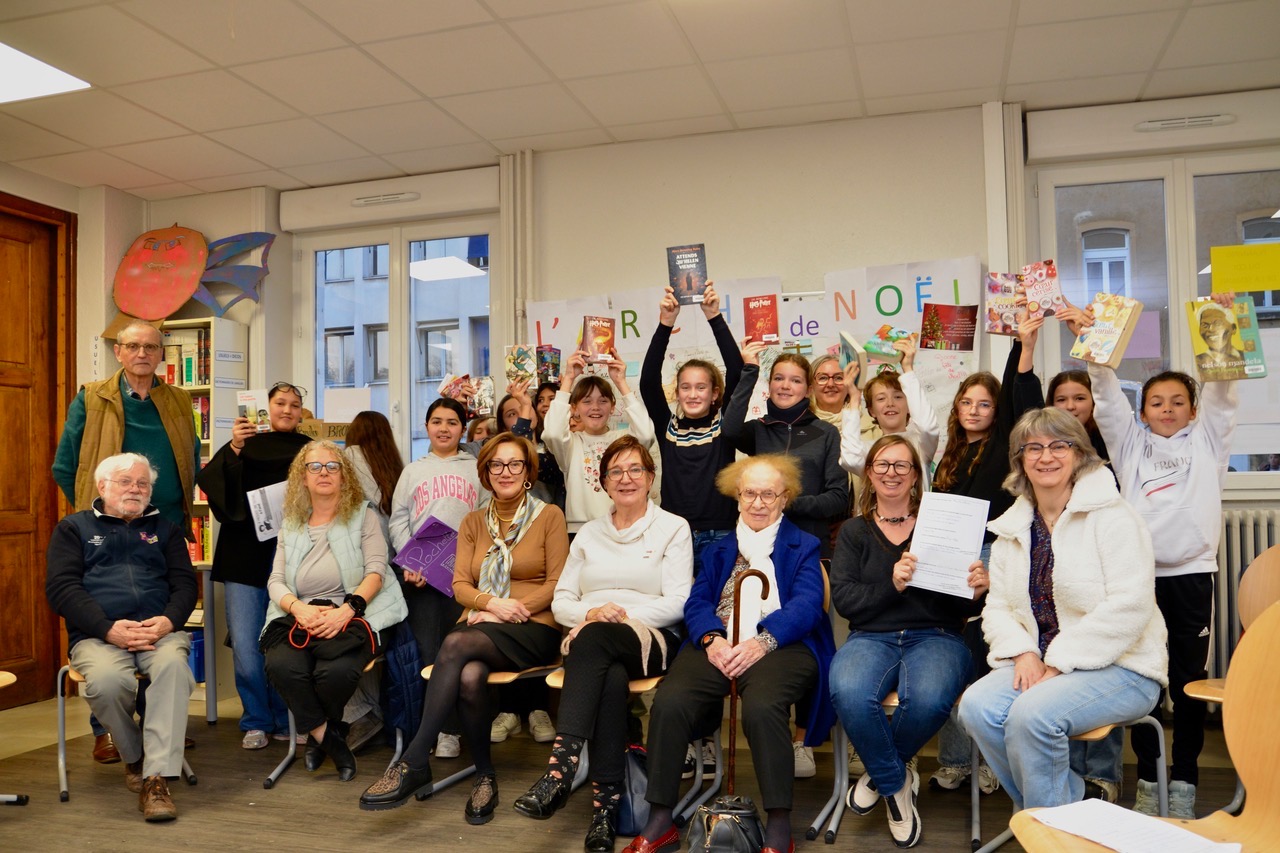 Les membres de l’association, les élèves et les professeurs réunis pour une soirée lectures partagées Les membres de l’association, les élèves et les professeurs réunis pour une soirée lectures partagées
